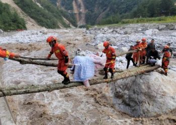 Çin'de 6,8 büyüklüğünde deprem: En az 65 kişi öldü