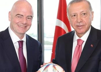 Cumhurbaşkanı Erdoğan, FIFA Başkanı Gianni Infantino'nun hediye ettiği topa kafa attı