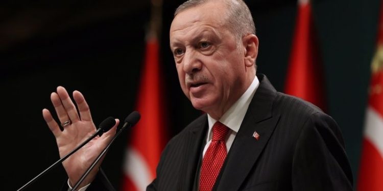 Cumhurbaşkanı Erdoğan enflasyona bağlı 'refah kaybı'nı kabul etti: Gelirlerin yükseltilmesi gerekiyor