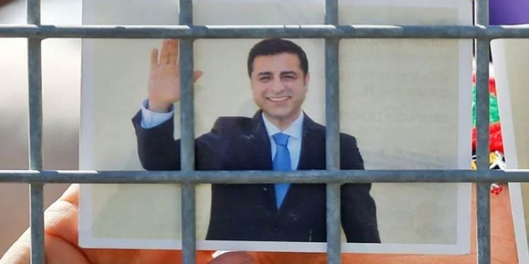 Demirtaş: Erdoğan, Öcalan ile görüşürken 'terörle arasına mesafe koymasını' istemiş olabilir mi?
