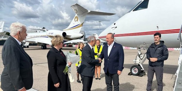 Dışişleri Bakanı Çavuşoğlu, Kraliçe II. Elizabeth'in cenaze törenine katılmak üzere Londra'da