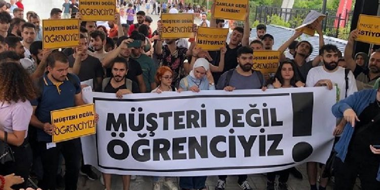 Doğuş Üniversite’nde zam protestosuna katılan öğrencilere uzaklaştırma