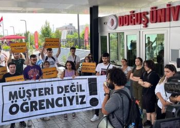 Doğuş Üniversitesi'nde fahiş zamları protesto eden 2 öğrenciye uzaklaştırma