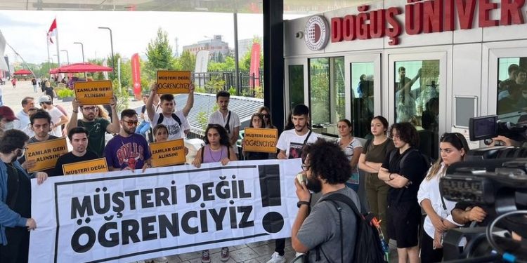 Doğuş Üniversitesi'nde fahiş zamları protesto eden 2 öğrenciye uzaklaştırma