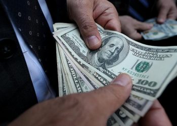 Dolarda ABD etkisi: Dalgalı seyir sürüyor
