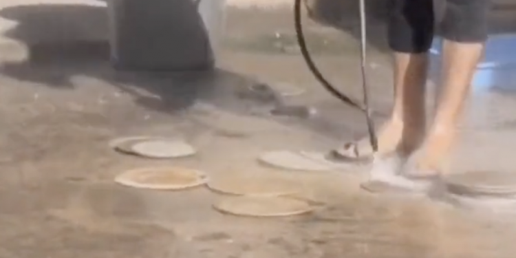 Domino’s’ta skandal görüntü: Pizza tahtaları nasıl yıkanıyor?