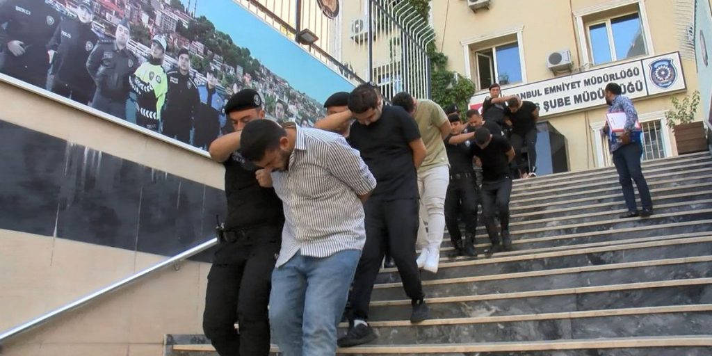 Döviz bürosu önünde gasp yapan çetenin iki üyesi polis çıktı