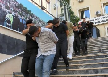 Döviz bürosu önünde gasp yapan çetenin iki üyesi polis çıktı