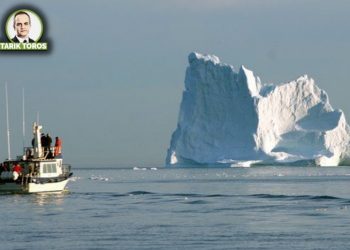 Dümeni kilitlenmiş gemi, buz dağına doğru yürüyor