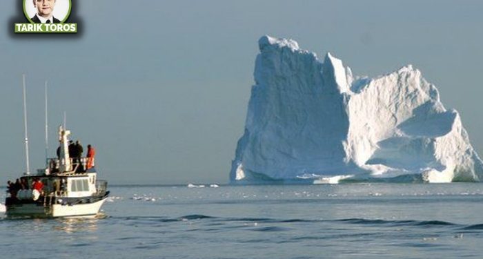 Dümeni kilitlenmiş gemi, buz dağına doğru yürüyor