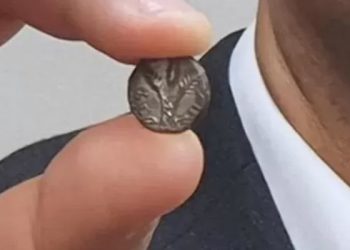 D﻿efinecilerin yağmaladığı 1 milyon dolar değerindeki tarihi gümüş para 20 yıl sonra İsrail'e döndü