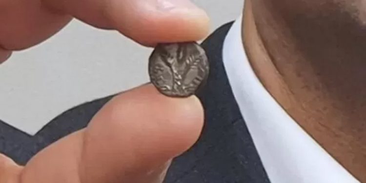 D﻿efinecilerin yağmaladığı 1 milyon dolar değerindeki tarihi gümüş para 20 yıl sonra İsrail'e döndü