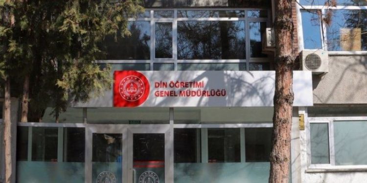 Eğitimcilerden MEB'in 'Gençleri İslam dışı inançlara ilgi duymaktan koruma' görevine tepki