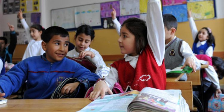 Ekonomik krizin gölgesinde okullar açılıyor