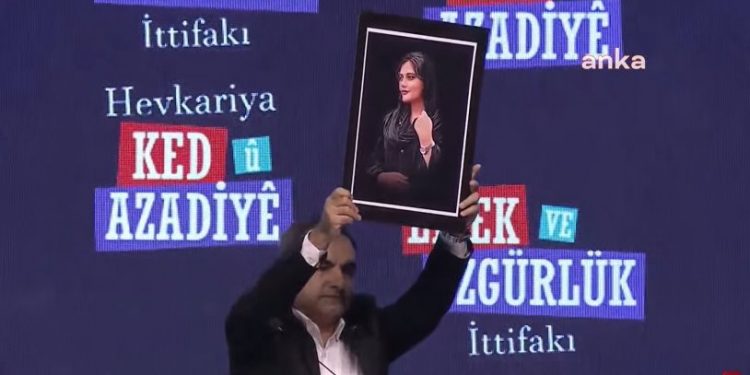 Emek ve Özgürlük İttifakı'nda İran'daki kadınların direnişine Farsça mesajla destek