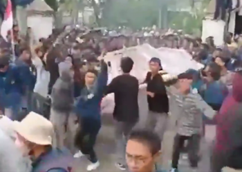 Endonezya'da zam protestoları büyüyor: İşçiler, meclis binasını sardı