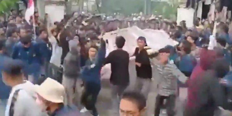 Endonezya'da zam protestoları büyüyor: İşçiler, meclis binasını sardı