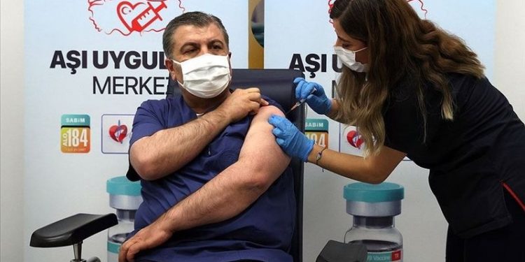 Enfeksiyon uzmanından tepki: Aşı karşıtlarıyla mücadele edilmiyor, hiçbir yaptırım yok