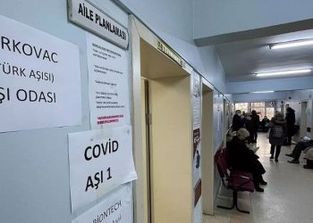 Enfeksiyon uzmanından uyarı: Tehdit devam ediyor, risk grubunda olanlar aşılanmalı