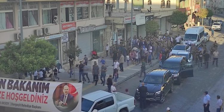 Esnaf Bakan Soylu’nun ziyaretini kepenk kapatarak protesto etti