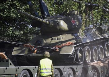 Estonya ile Rusya arasındaki ‘sovyet tankı anıtı’ krizi tırmanıyor