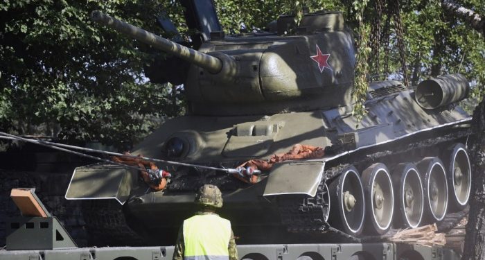 Estonya ile Rusya arasındaki ‘sovyet tankı anıtı’ krizi tırmanıyor