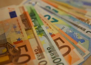 Euro, dolar karşısında 20 yılın en düşük seviyesine indi!