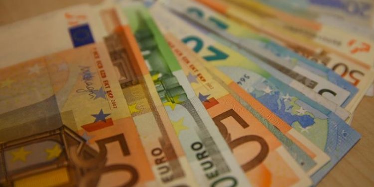 Euro, dolar karşısında 20 yılın en düşük seviyesine indi!