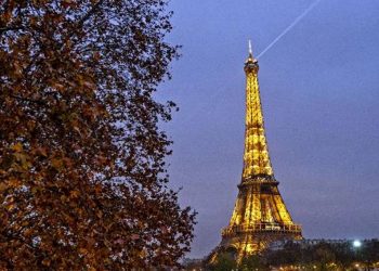 Eyfel Kulesi'ne enerji tasarrufu ayarı: Işıkları erken söndürülecek