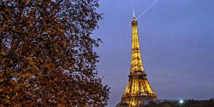 Eyfel Kulesi'ne enerji tasarrufu ayarı: Işıkları erken söndürülecek