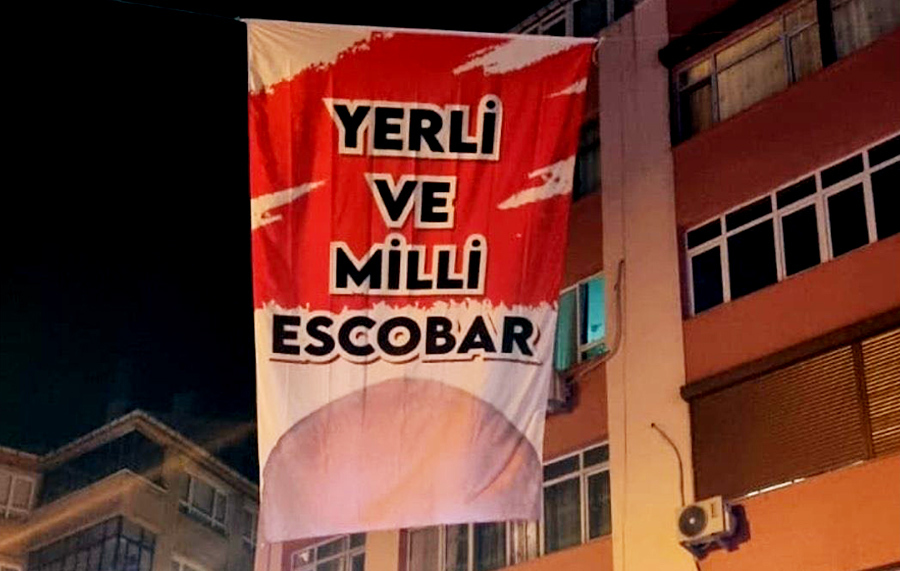 Fatih’te ‘yerli ve milli Escobar’ pankartı gerginliği: ‘Kim üzerine alındı acaba?’