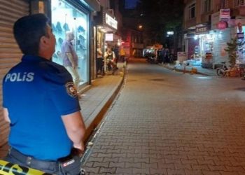 Fatih'te silahlı kavgada olayla ilgisi olmayan esnaf vuruldu