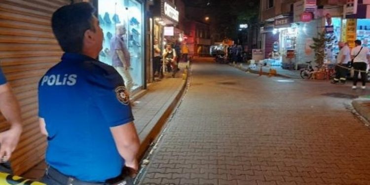 Fatih'te silahlı kavgada olayla ilgisi olmayan esnaf vuruldu