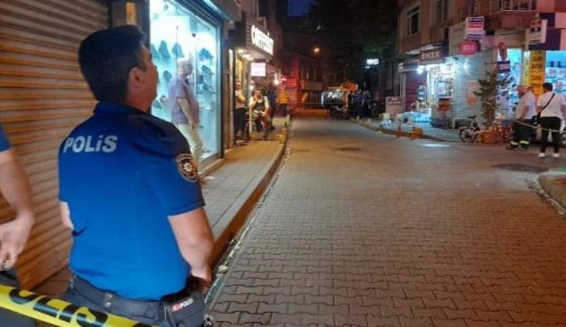 Fatih'te silahlı kavgada olayla ilgisi olmayan esnaf vuruldu