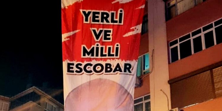 Fatih’te ‘yerli ve milli Escobar’ pankartı gerginliği: ‘Kim üzerine alındı acaba?’