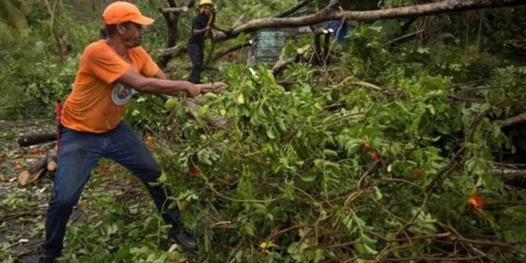 Fiona Kasırgası hızla ilerleyerek Dominik Cumhuriyeti'ni vurdu