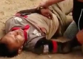 Futbolcular kırmızı kart gösteren hakemi uçurumdan aşağıya attı