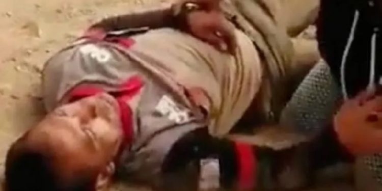 Futbolcular kırmızı kart gösteren hakemi uçurumdan aşağıya attı