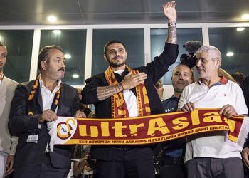 Galatasaray'ın kadrosuna kattığı Icardi İstanbul'a indi, taraftara üçlü çektirdi