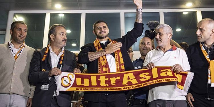 Galatasaray'ın kadrosuna kattığı Icardi İstanbul'a indi, taraftara üçlü çektirdi