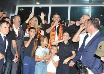 Galatasaray'ın yeni transferi Icardi, İstanbul'a eşi Wanda Nara ve 5 çocuğu ile birlikte geldi