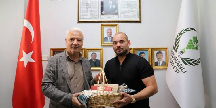 Galatasaraylı eski futbolcu Sneijder, Saruhanlı Belediyesi'ni ziyaret etti