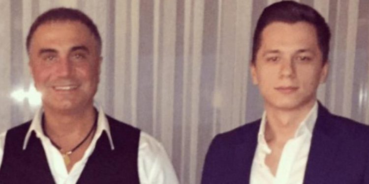 Gazeteci Erk Acarer: Sedat Peker’in basın danışmanı olarak bilinen Emre Olur İstanbul uçağından indirildi, Arnavutluk’ta havalimanı nezaretinde