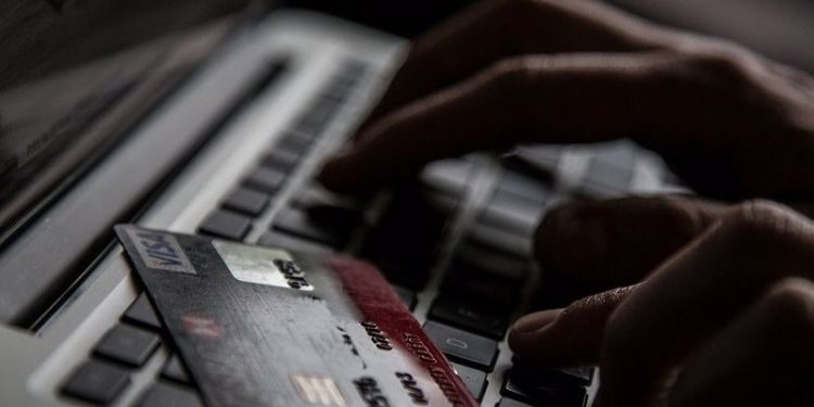 Geçim sıkıntısı çekenlere dolandırıcılık uyarısı: Kartları kiralayıp kara para aklıyorlar