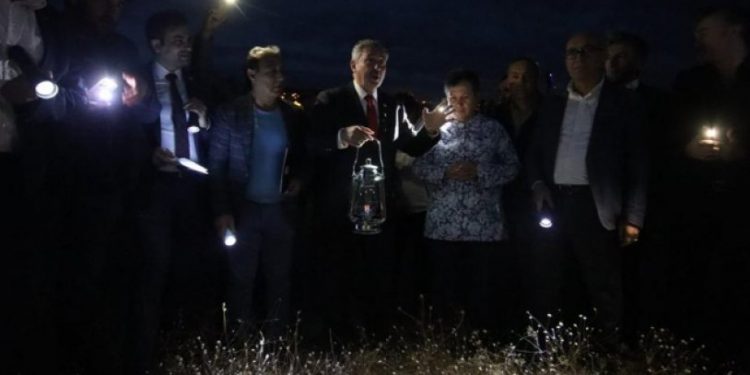 Gelecek Partililer, gaz lambasıyla Erdoğan’ın vaat ettiği konutları aradı