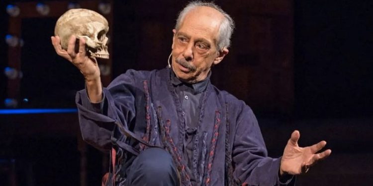 Genco Erkal sahnede rahatsızlanarak hastaneye kaldırıldı