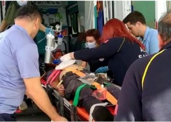 G&ouml;lc&uuml;k Donanma Komutanlığı'nda bakıma alınan gemide boya yapan 5 asker denize d&uuml;şt&uuml;.