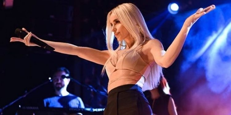 Gülşen'in yerine vokalleri ve orkestrası sahne aldı