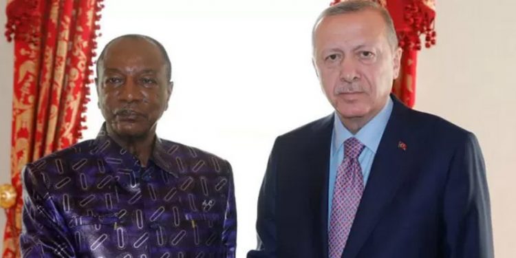 G﻿ine, Türkiye'de bulunan eski cumhurbaşkanı Condé'nin geri dönmesi için Albayrak grubuna baskı kuruyor