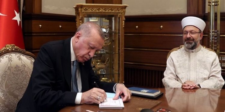 Harcamalarıyla gündemden düşmeyen Diyanet'e yedi bakanlığı geride bırakacak yeni bütçe